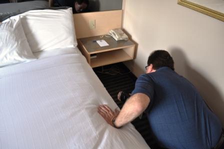 inspect-hotel-room-for-bed-bugs